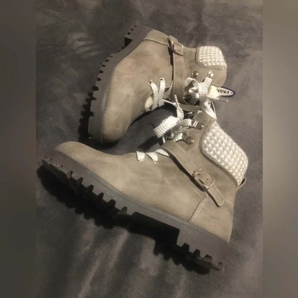 Gray Girls cute boots. NWT size 3. - Picture 2 of 5